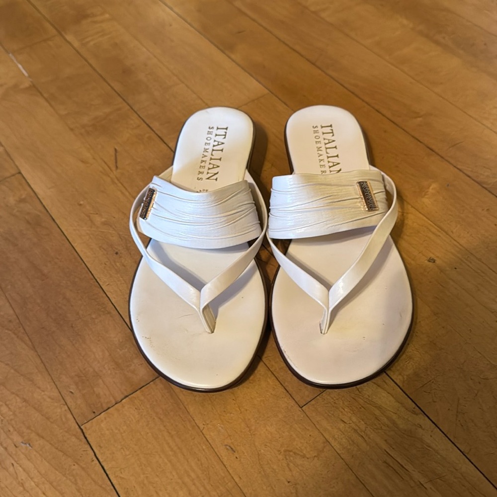 Woman’s sandals size 8M